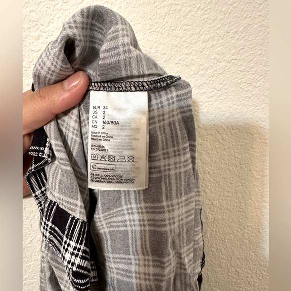 🍩H&M🍩 DIVIDED Black & White Plaid Short Sleeve Button Up V-Neck Top - Picture 5 of 7